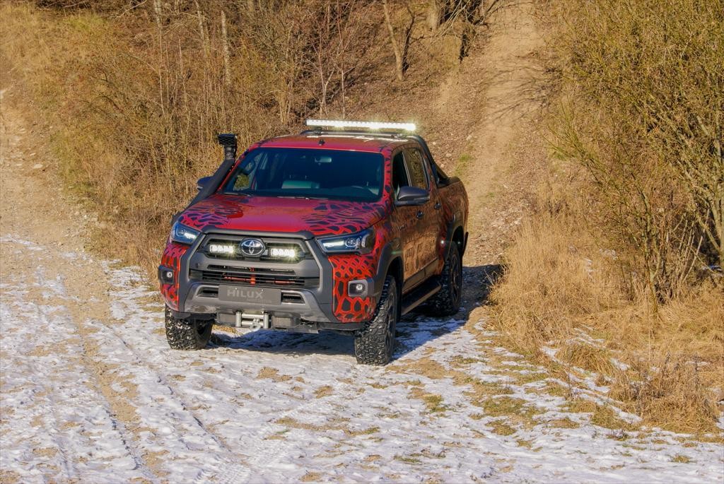 LAZER LAMPS Kühlergrill-Kit TOYOTA Hilux Invincible X (2021+) Triple-R 750 Gen2