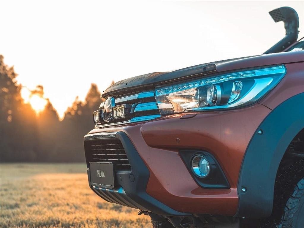LAZER LAMPS Kühlergrill-Kit TOYOTA Hilux (2017-2020) Triple-R 750 Gen2